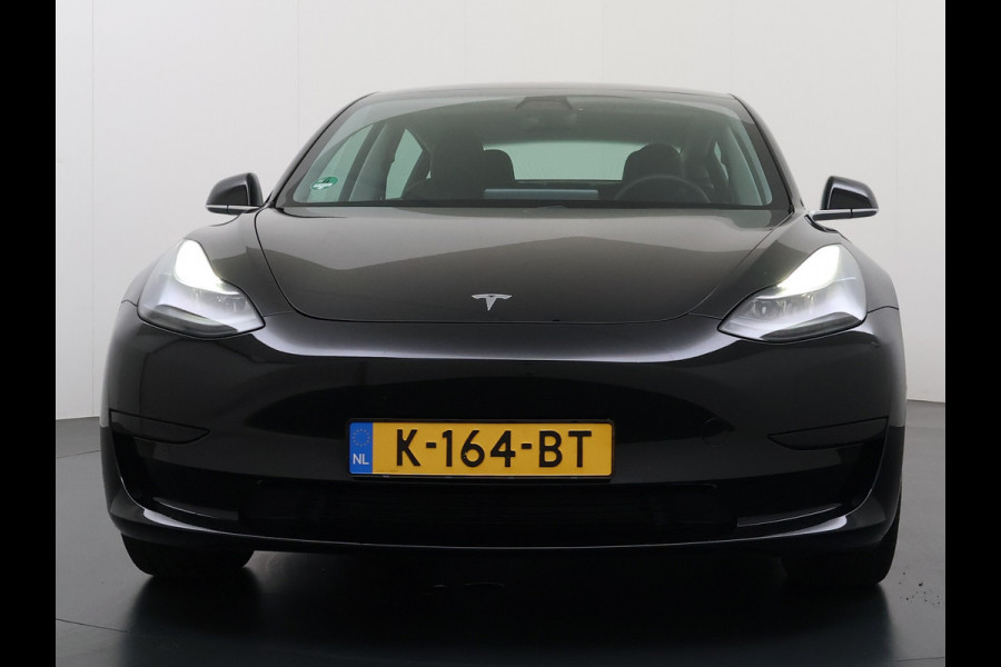 Tesla Model 3 SR+ 325PK LFP-Accu SOH 95% AutoPilot Leer Pano-Dak Adaptive Cruise Camera's Elektr.-Stuur+Stoelen+Spiegels+Geheugen+Easy-Entry+V Ecc Navi Led DAB Voorverwarmen interieur via App Keyless One-Pedal-Drive 1e Eigenaar Origineel Nederlandse Auto Fabrieksgarantie op Accu en motor tot 8-12-2028