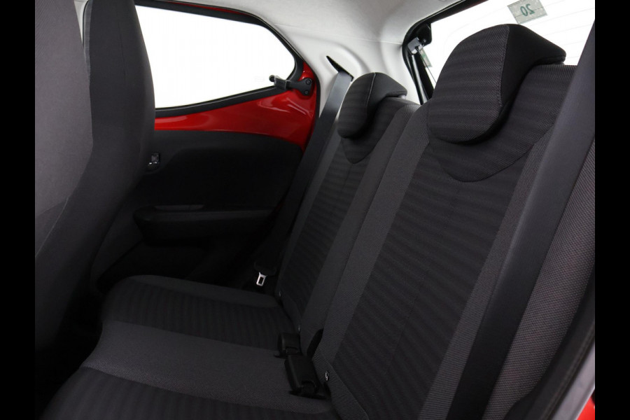 Toyota Aygo 1.0 VVT-i X-PLAY CARPLAY NAVI GARANTIE 2030* . CAMERA . DEALER ONDERHOUDEN . APPLE CARPLAY & ANDROID AUTO