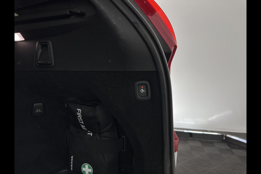 Volvo XC90 2.0 B5 AWD Inscription R-Design Intro Edition [7-Pers.] Aut. *PANO | LEATHER-ALCANTARA | FULL-LED | MEMORY-PACK | BOWERS&WILKINS | BLINDSPOT | KEYLESS | DIGI-COCKPIT | NAVI-FULLMAP | PRIVACYGLASS | HEATED-SPORTSEATS | TOWBAR | 20''ALU*