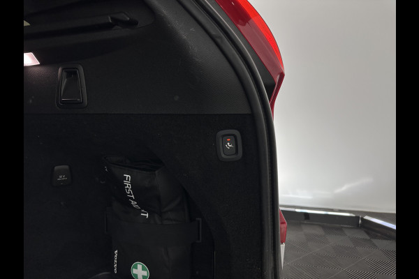 Volvo XC90 2.0 B5 AWD Inscription R-Design Intro Edition [7-Pers.] Aut. *PANO | LEATHER-ALCANTARA | FULL-LED | MEMORY-PACK | BOWERS&WILKINS | BLINDSPOT | KEYLESS | DIGI-COCKPIT | NAVI-FULLMAP | PRIVACYGLASS | HEATED-SPORTSEATS | TOWBAR | 20''ALU*