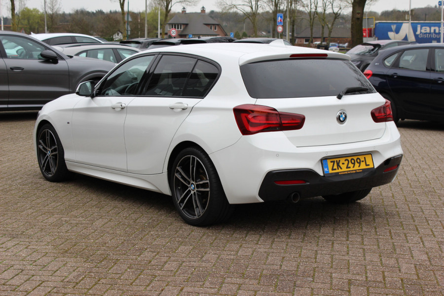 BMW 1-serie 118i Edition M Sport Shadow High Exe. / Leder / Navigatie / Parkeerhulp achter / Keyless / 18'' / Getint glas / Stoelverwarming / Cruise Control