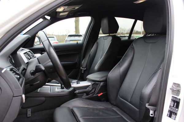 BMW 1-serie 118i Edition M Sport Shadow High Exe. / Leder / Navigatie / Parkeerhulp achter / Keyless / 18'' / Getint glas / Stoelverwarming / Cruise Control