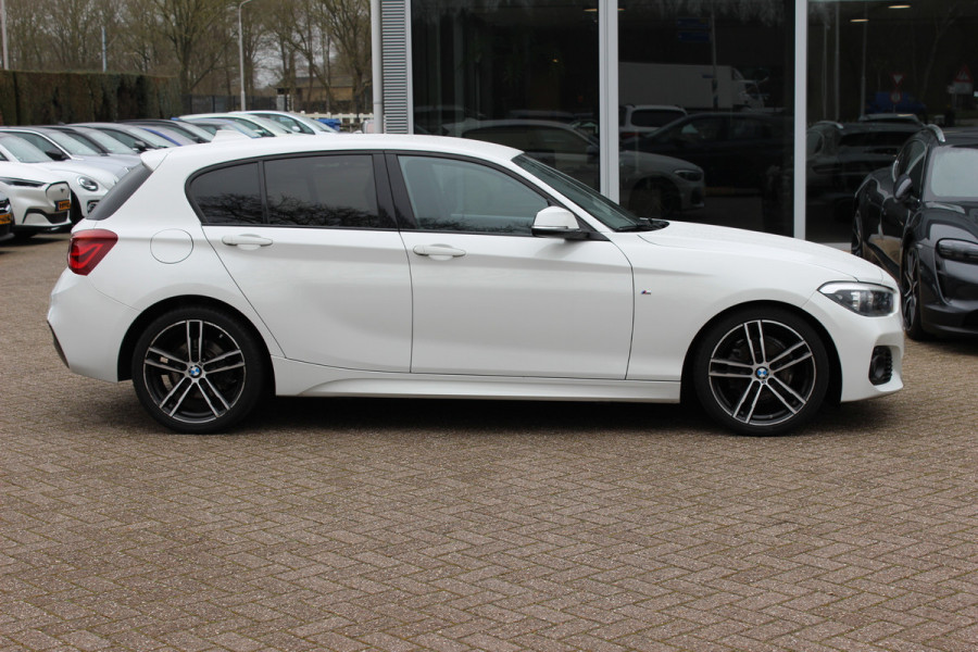 BMW 1-serie 118i Edition M Sport Shadow High Exe. / Leder / Navigatie / Parkeerhulp achter / Keyless / 18'' / Getint glas / Stoelverwarming / Cruise Control