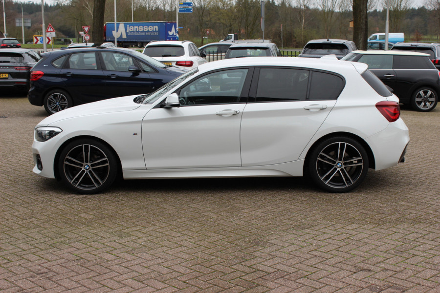 BMW 1-serie 118i Edition M Sport Shadow High Exe. / Leder / Navigatie / Parkeerhulp achter / Keyless / 18'' / Getint glas / Stoelverwarming / Cruise Control