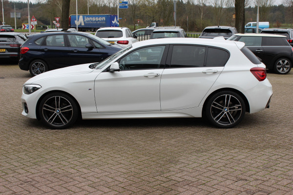 BMW 1-serie 118i Edition M Sport Shadow High Exe. / Leder / Navigatie / Parkeerhulp achter / Keyless / 18'' / Getint glas / Stoelverwarming / Cruise Control