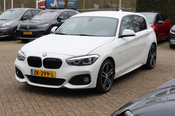 BMW 1-serie 118i Edition M Sport Shadow High Exe. / Leder / Navigatie / Parkeerhulp achter / Keyless / 18'' / Getint glas / Stoelverwarming / Cruise Control