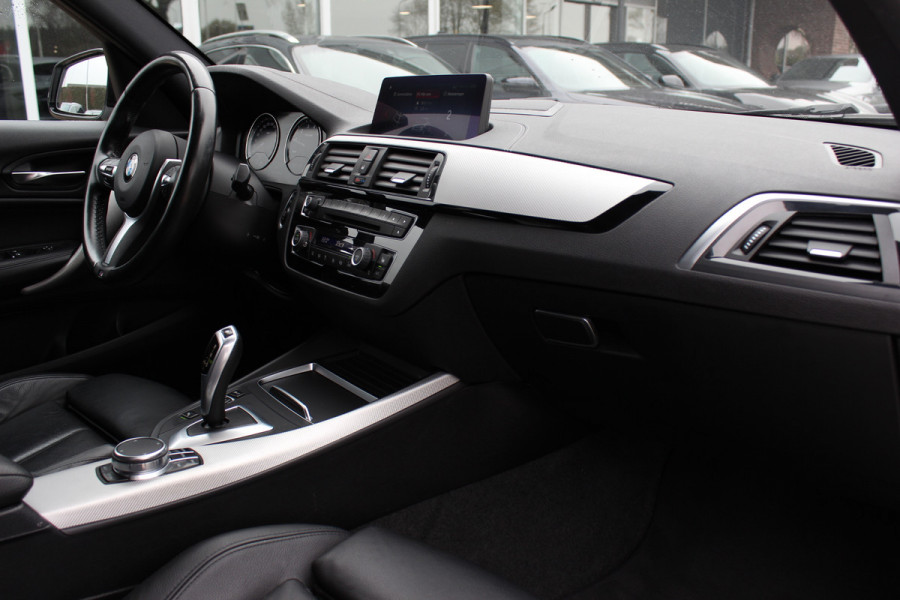 BMW 1-serie 118i Edition M Sport Shadow High Exe. / Leder / Navigatie / Parkeerhulp achter / Keyless / 18'' / Getint glas / Stoelverwarming / Cruise Control