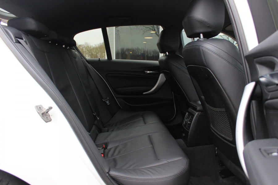 BMW 1-serie 118i Edition M Sport Shadow High Exe. / Leder / Navigatie / Parkeerhulp achter / Keyless / 18'' / Getint glas / Stoelverwarming / Cruise Control