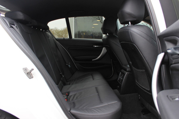 BMW 1-serie 118i Edition M Sport Shadow High Exe. / Leder / Navigatie / Parkeerhulp achter / Keyless / 18'' / Getint glas / Stoelverwarming / Cruise Control