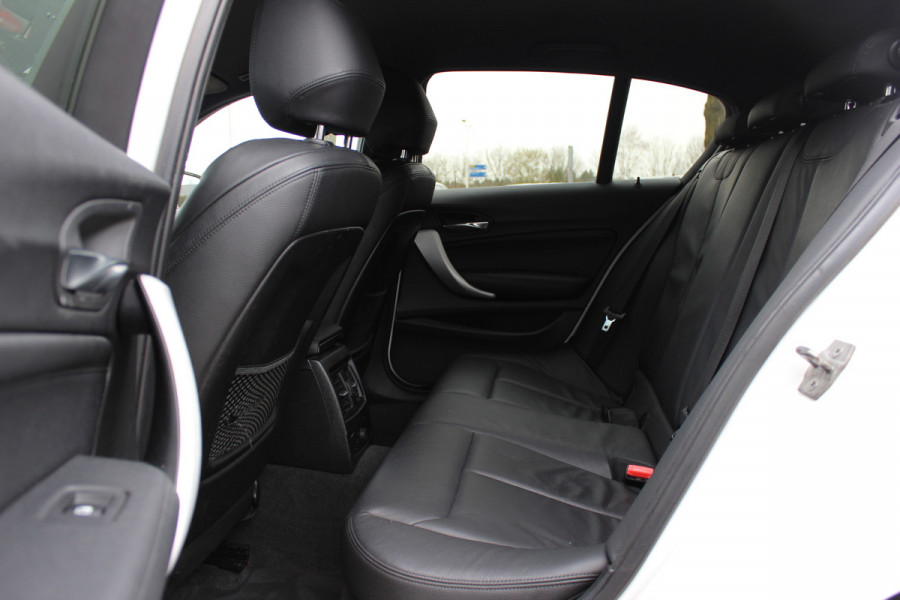BMW 1-serie 118i Edition M Sport Shadow High Exe. / Leder / Navigatie / Parkeerhulp achter / Keyless / 18'' / Getint glas / Stoelverwarming / Cruise Control