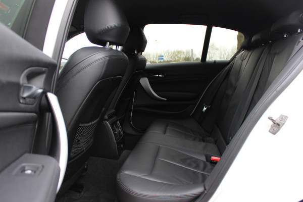 BMW 1-serie 118i Edition M Sport Shadow High Exe. / Leder / Navigatie / Parkeerhulp achter / Keyless / 18'' / Getint glas / Stoelverwarming / Cruise Control