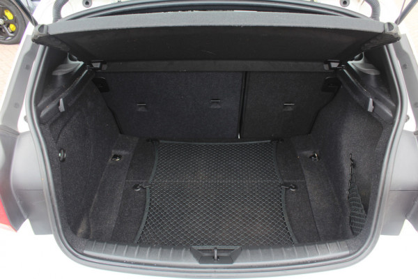 BMW 1-serie 118i Edition M Sport Shadow High Exe. / Leder / Navigatie / Parkeerhulp achter / Keyless / 18'' / Getint glas / Stoelverwarming / Cruise Control
