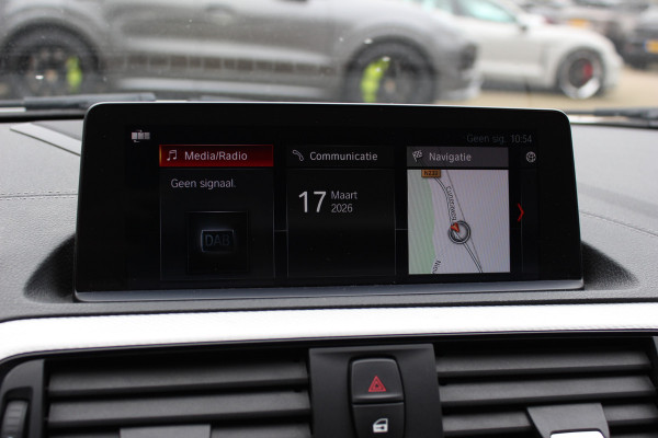 BMW 1-serie 118i Edition M Sport Shadow High Exe. / Leder / Navigatie / Parkeerhulp achter / Keyless / 18'' / Getint glas / Stoelverwarming / Cruise Control