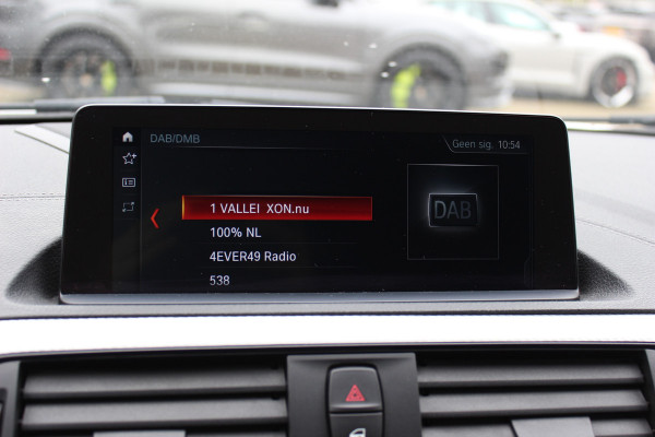 BMW 1-serie 118i Edition M Sport Shadow High Exe. / Leder / Navigatie / Parkeerhulp achter / Keyless / 18'' / Getint glas / Stoelverwarming / Cruise Control