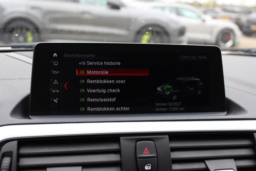 BMW 1-serie 118i Edition M Sport Shadow High Exe. / Leder / Navigatie / Parkeerhulp achter / Keyless / 18'' / Getint glas / Stoelverwarming / Cruise Control