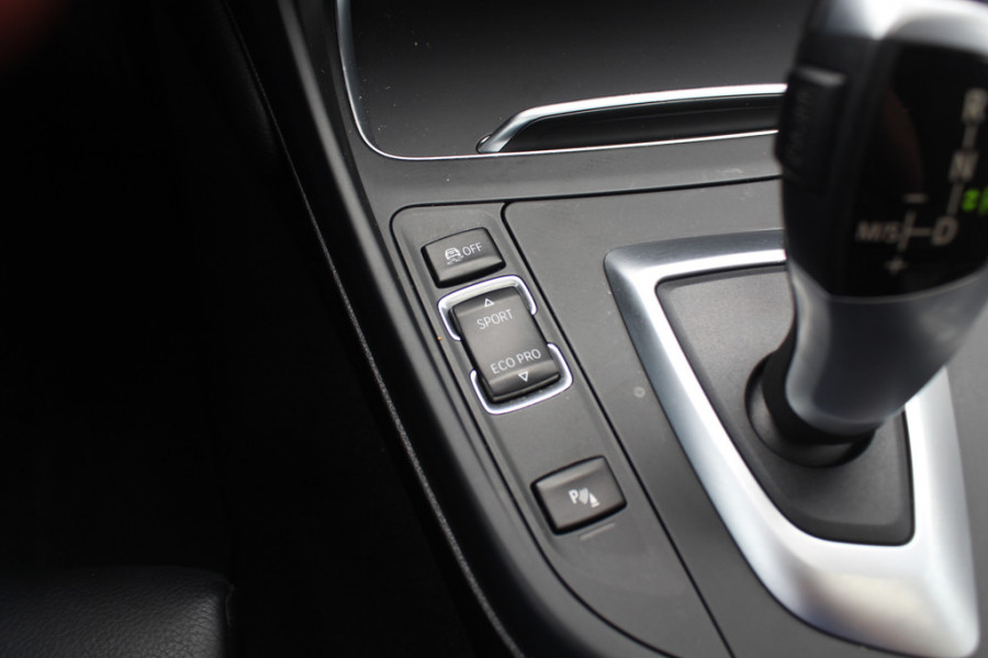 BMW 1-serie 118i Edition M Sport Shadow High Exe. / Leder / Navigatie / Parkeerhulp achter / Keyless / 18'' / Getint glas / Stoelverwarming / Cruise Control