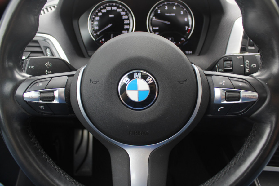 BMW 1-serie 118i Edition M Sport Shadow High Exe. / Leder / Navigatie / Parkeerhulp achter / Keyless / 18'' / Getint glas / Stoelverwarming / Cruise Control