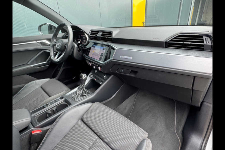 Audi Q3 35 TFSI S Line Edition * Panorama * Trekhaak * Stoelverwarming * Camera *