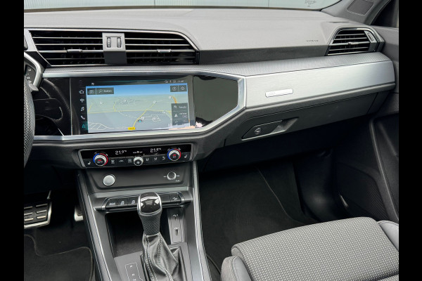 Audi Q3 35 TFSI S Line Edition * Panorama * Trekhaak * Stoelverwarming * Camera *