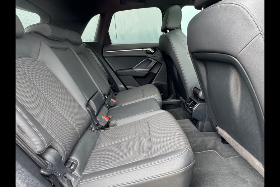 Audi Q3 35 TFSI S Line Edition * Panorama * Trekhaak * Stoelverwarming * Camera *