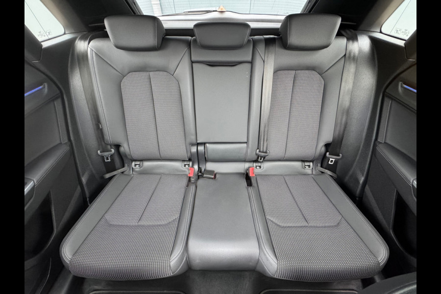Audi Q3 35 TFSI S Line Edition * Panorama * Trekhaak * Stoelverwarming * Camera *