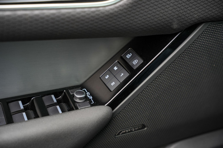 Land Rover Range Rover Velar 2.0 P400e Edition Panoramadak Meridian Memory Camera Panoramadak Trekhaak R-Dynamic Stoel/Stuur Verwarming
