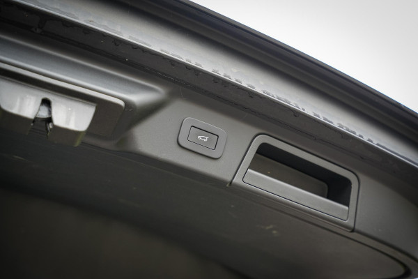 Land Rover Range Rover Velar 2.0 P400e Edition Panoramadak Meridian Memory Camera Panoramadak Trekhaak R-Dynamic Stoel/Stuur Verwarming