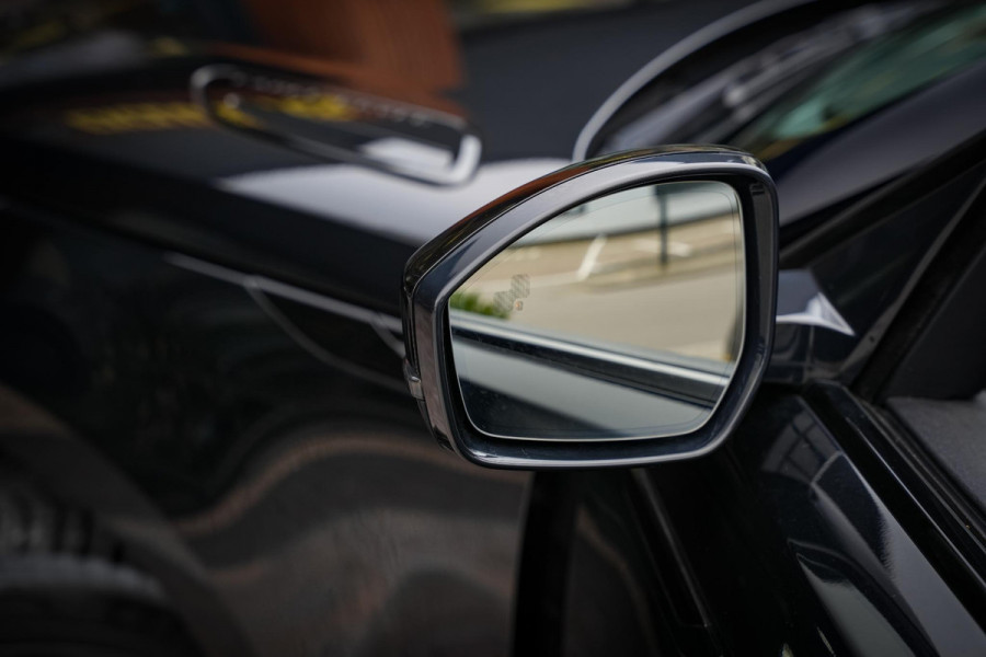 Land Rover Range Rover Velar 2.0 P400e Edition Panoramadak Meridian Memory Camera Panoramadak Trekhaak R-Dynamic Stoel/Stuur Verwarming
