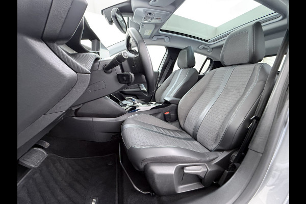 Peugeot e-208 EV Pano-Dak 3D-Navi 360°Camera Apple Carplay Android Ecc Stoelverwarming Cruise Control Pdc Keyless 50kWh Allure SOH 92,5%Led Lmv Privacy Glas Isofix DAB+ Bluetooth Regen-Lichtsensor Lane Assist Dealeronderhouden Origineel Nederlandse Auto