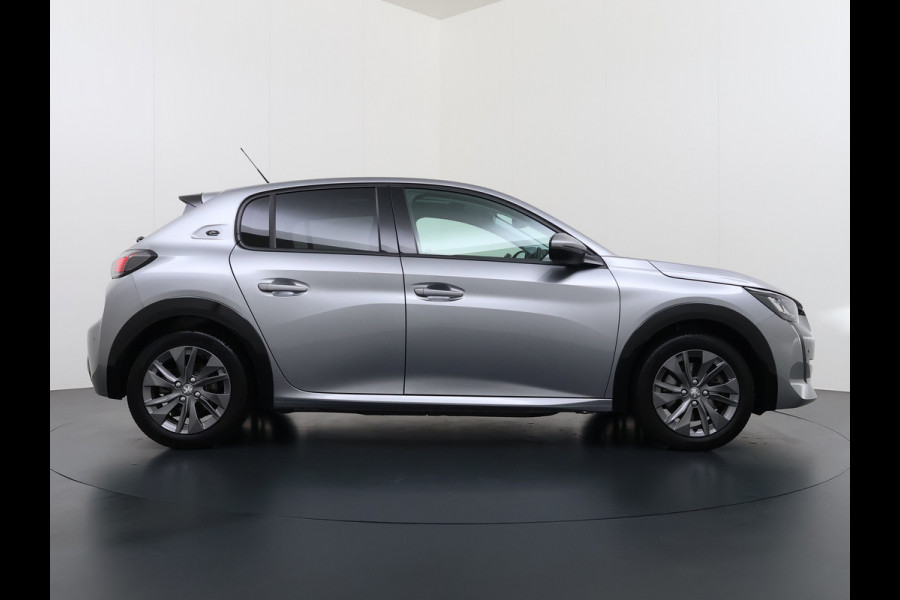 Peugeot e-208 EV Pano-Dak 3D-Navi 360°Camera Apple Carplay Android Ecc Stoelverwarming Cruise Control Pdc Keyless 50kWh Allure SOH 92,5%Led Lmv Privacy Glas Isofix DAB+ Bluetooth Regen-Lichtsensor Lane Assist Dealeronderhouden Origineel Nederlandse Auto