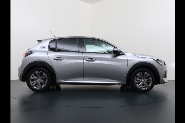 Peugeot e-208 EV Pano-Dak 3D-Navi 360°Camera Apple Carplay Android Ecc Stoelverwarming Cruise Control Pdc Keyless 50kWh Allure SOH 92,5%Led Lmv Privacy Glas Isofix DAB+ Bluetooth Regen-Lichtsensor Lane Assist Dealeronderhouden Origineel Nederlandse Auto