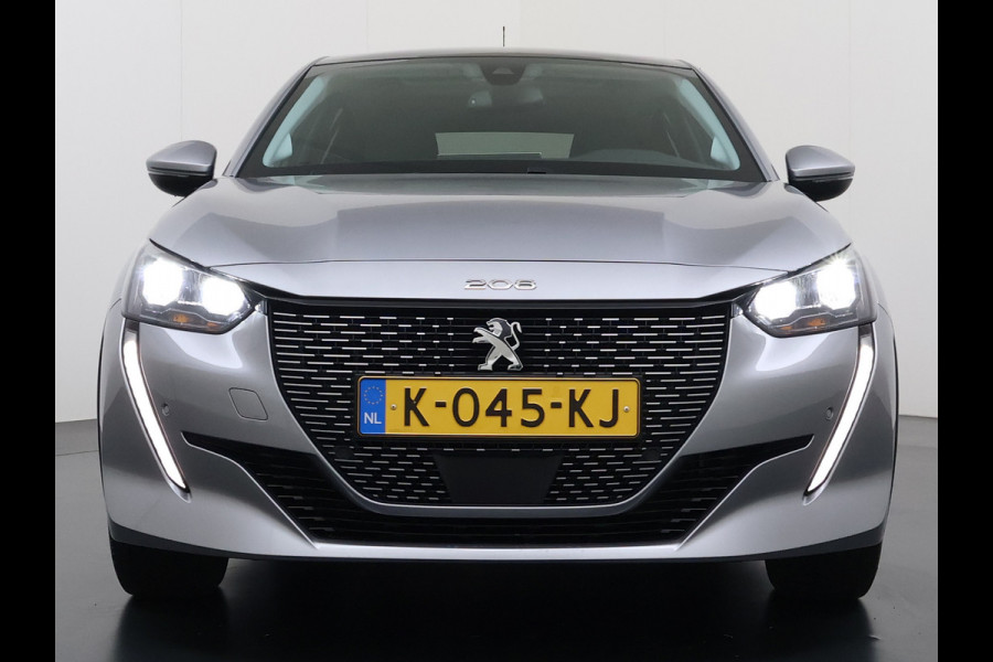 Peugeot e-208 EV Pano-Dak 3D-Navi 360°Camera Apple Carplay Android Ecc Stoelverwarming Cruise Control Pdc Keyless 50kWh Allure SOH 92,5%Led Lmv Privacy Glas Isofix DAB+ Bluetooth Regen-Lichtsensor Lane Assist Dealeronderhouden Origineel Nederlandse Auto