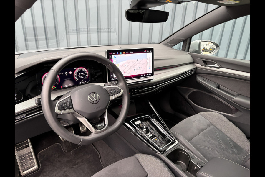 Volkswagen Golf 1.5 eTSI 50 Edition | Panodak | Trekhaak wegkl. | Stoelgeheugen | Head Up | IQ Light | Prijs Rijklaar!!