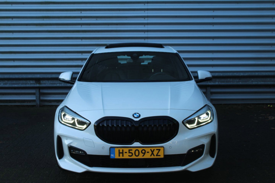 BMW 1-serie 118i 141pk High Executive Edition AUTOMAAT Panoramadak NL-Auto NAP