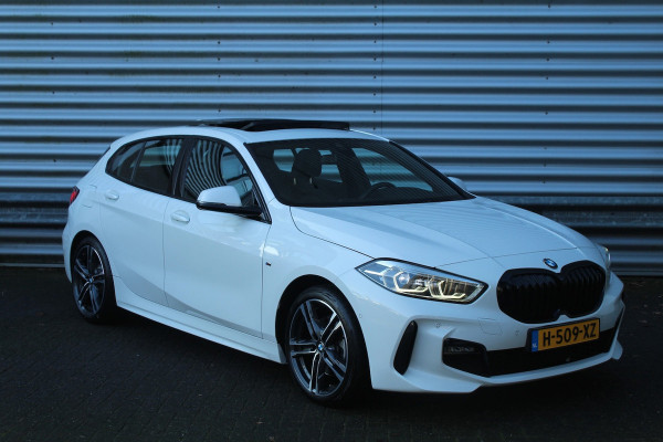 BMW 1-serie 118i 141pk High Executive Edition AUTOMAAT Panoramadak NL-Auto NAP