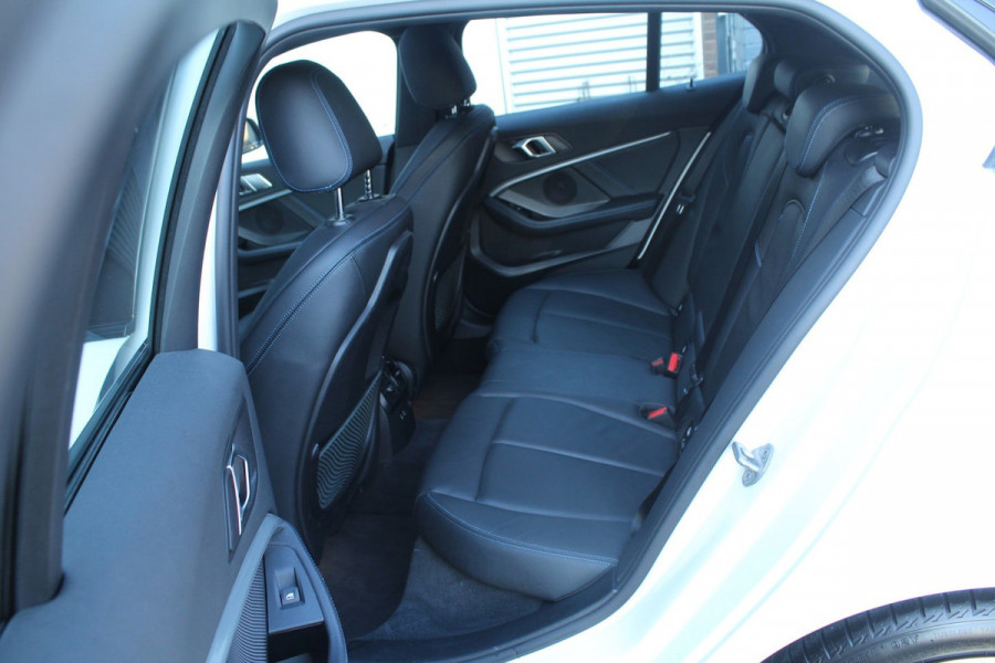BMW 1-serie 118i 141pk High Executive Edition AUTOMAAT Panoramadak NL-Auto NAP