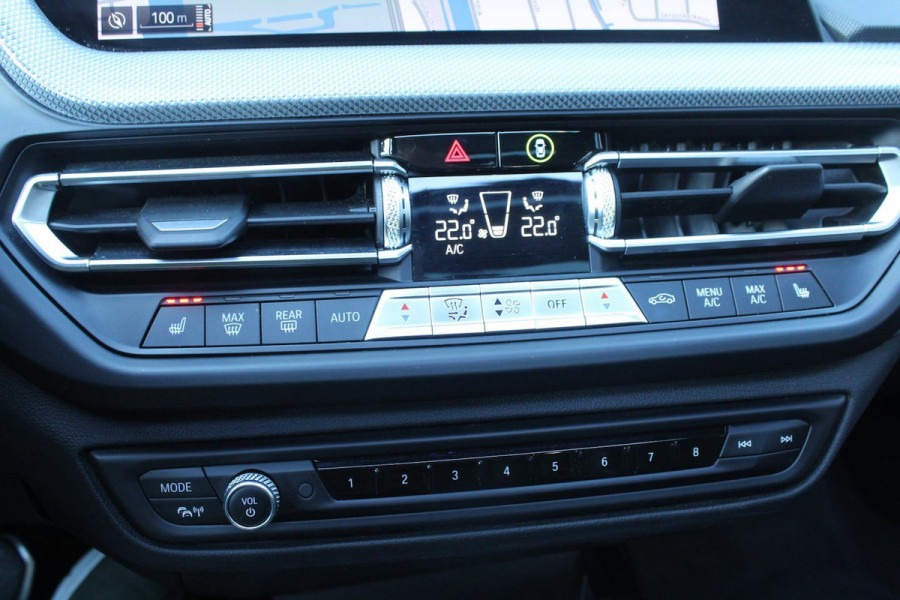 BMW 1-serie 118i 141pk High Executive Edition AUTOMAAT Panoramadak NL-Auto NAP