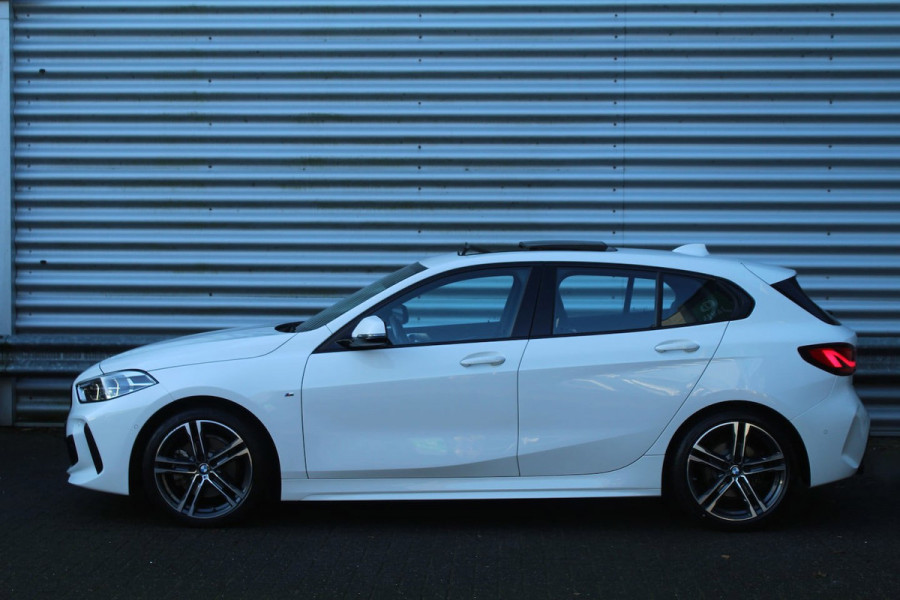 BMW 1-serie 118i 141pk High Executive Edition AUTOMAAT Panoramadak NL-Auto NAP