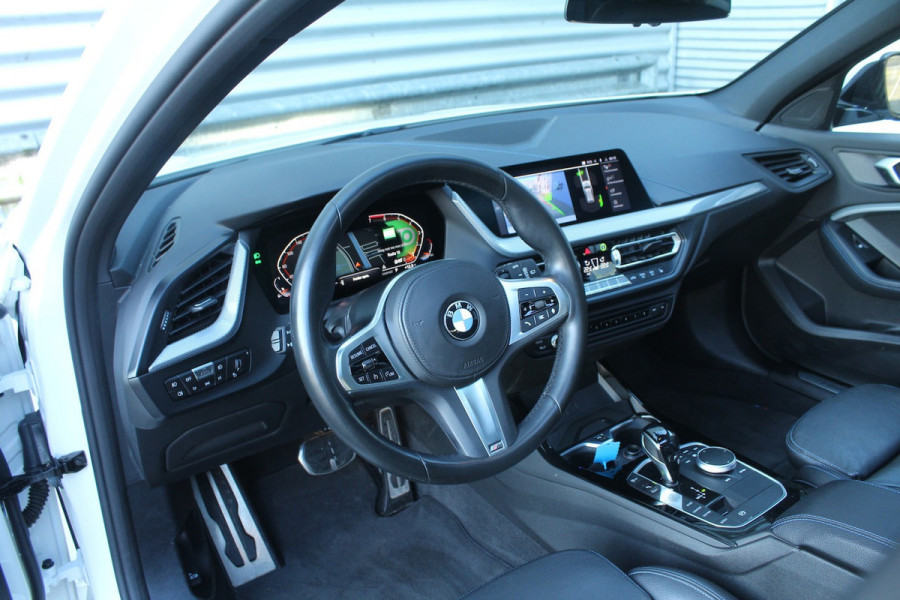 BMW 1-serie 118i 141pk High Executive Edition AUTOMAAT Panoramadak NL-Auto NAP