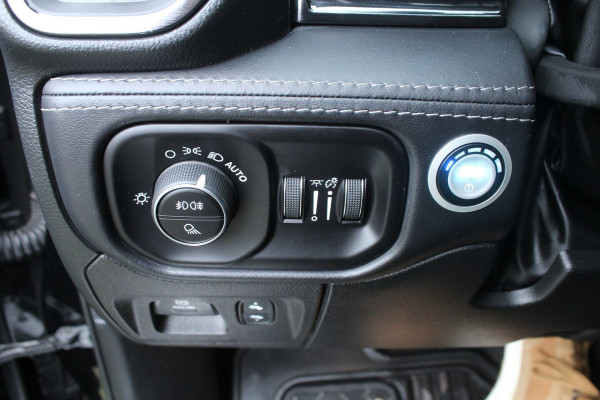 Dodge Ram 1500 5.7 V8 402pk 4x4 Crew Cab Limited LPG Panoramadak