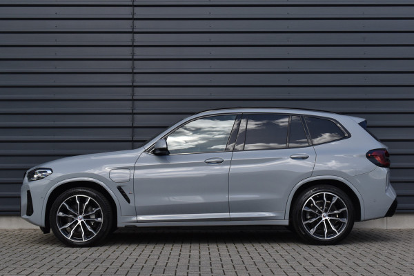 BMW X3 xDrive30e M Sport Shadow | Pano | ACC | Elek. Trekhaak | Camera | Live Cockpit Pro | 20'' Wielen |