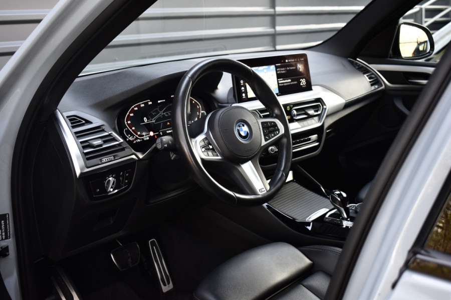 BMW X3 xDrive30e M Sport Shadow | Pano | ACC | Elek. Trekhaak | Camera | Live Cockpit Pro | 20'' Wielen |