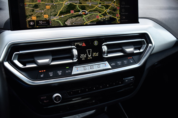 BMW X3 xDrive30e M Sport Shadow | Pano | ACC | Elek. Trekhaak | Camera | Live Cockpit Pro | 20'' Wielen |