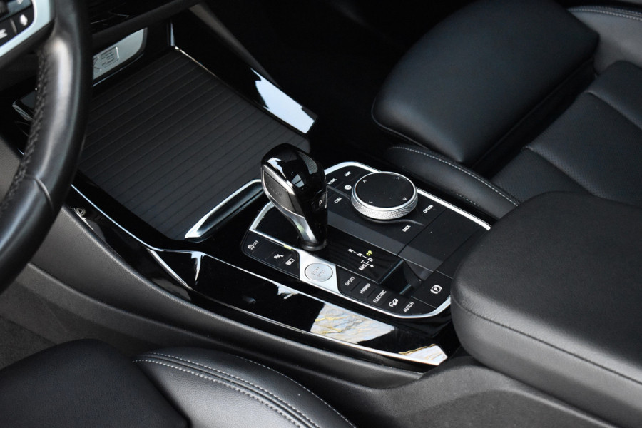 BMW X3 xDrive30e M Sport Shadow | Pano | ACC | Elek. Trekhaak | Camera | Live Cockpit Pro | 20'' Wielen |