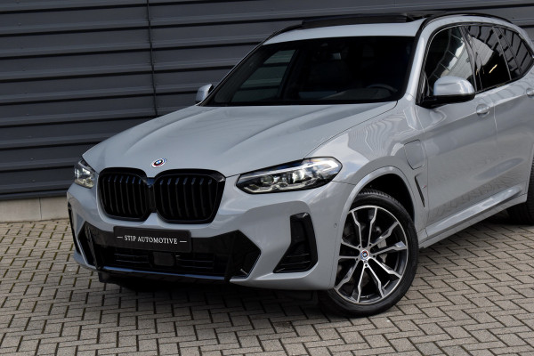 BMW X3 xDrive30e M Sport Shadow | Pano | ACC | Elek. Trekhaak | Camera | Live Cockpit Pro | 20'' Wielen |