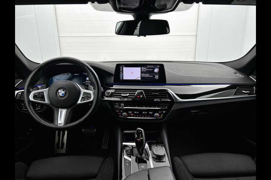 BMW 5 Serie 530e iPerformance High Executive M-Sport | 252PK | Dealer onderH | Sfeerverl | Head-up | StoelverW | Camera | Carplay