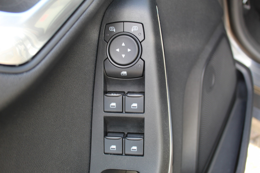 Ford Fiesta 1.0-125pk EcoBoost Mild-Hybrid ST-Line. Luxe, sportieve en goed onderhouden Fiesta ! Autm. airco, Cruise control, Lane assist, 17" Lmv, Parkeersensoren Achter, Metallic lak, Navigatie by Apple/Android, LED verlichting etc.