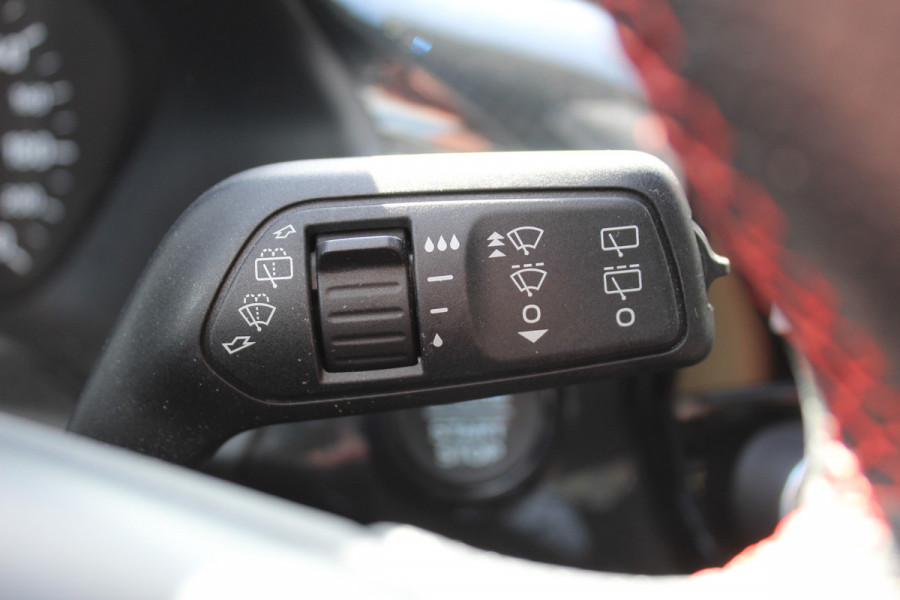 Ford Fiesta 1.0-125pk EcoBoost Mild-Hybrid ST-Line. Luxe, sportieve en goed onderhouden Fiesta ! Autm. airco, Cruise control, Lane assist, 17" Lmv, Parkeersensoren Achter, Metallic lak, Navigatie by Apple/Android, LED verlichting etc.