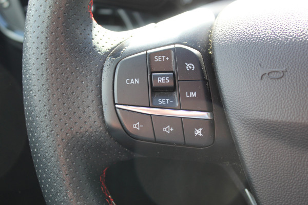 Ford Fiesta 1.0-125pk EcoBoost Mild-Hybrid ST-Line. Luxe, sportieve en goed onderhouden Fiesta ! Autm. airco, Cruise control, Lane assist, 17" Lmv, Parkeersensoren Achter, Metallic lak, Navigatie by Apple/Android, LED verlichting etc.