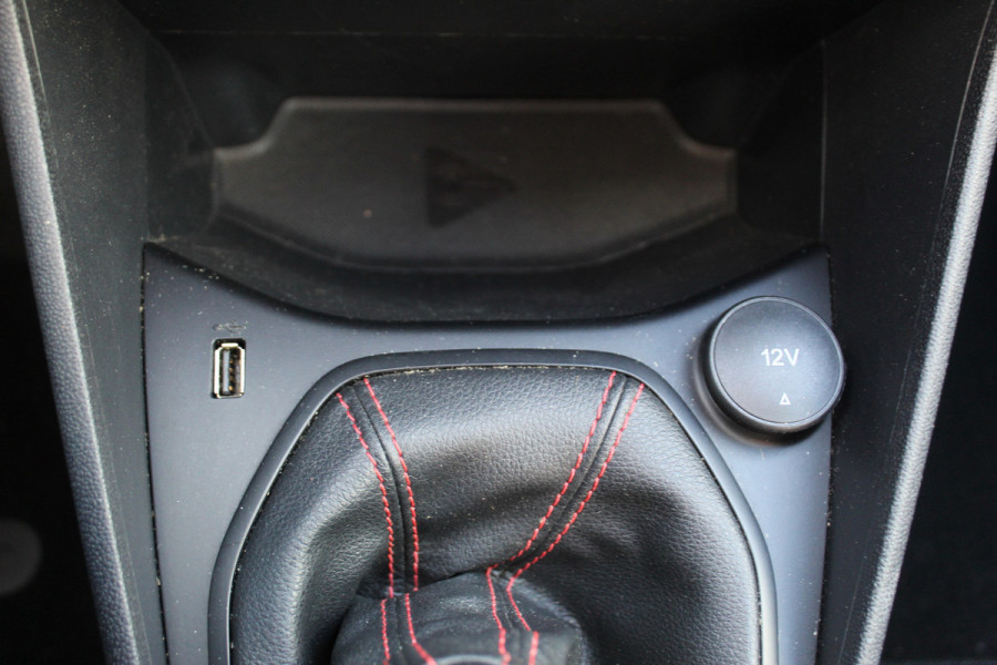 Ford Fiesta 1.0-125pk EcoBoost Mild-Hybrid ST-Line. Luxe, sportieve en goed onderhouden Fiesta ! Autm. airco, Cruise control, Lane assist, 17" Lmv, Parkeersensoren Achter, Metallic lak, Navigatie by Apple/Android, LED verlichting etc.